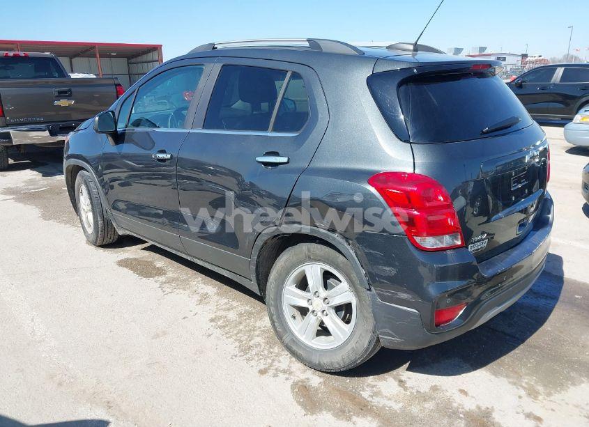 Photo 3 of 2018 Chevrolet Trax LT (VIN 3GNCJLSB5JL203424)