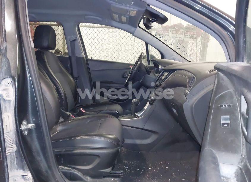 Photo 5 of 2019 Chevrolet Trax LT (VIN 3GNCJLSB5KL241737)