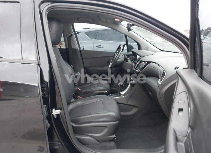 Photo 5 of 2019 Chevrolet Trax LT (VIN 3GNCJLSB5KL258165)