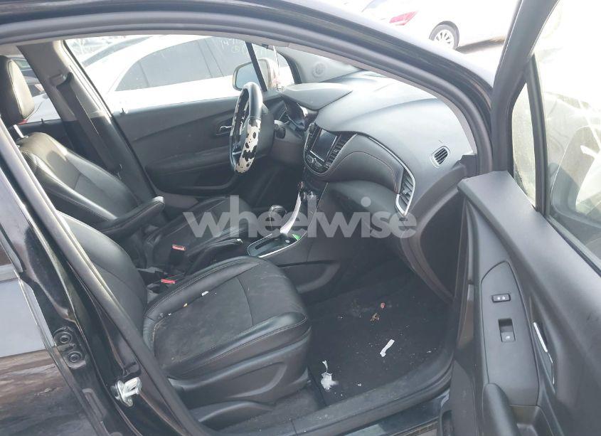 Photo 5 of 2020 Chevrolet Trax FWD LT (VIN 3GNCJLSB5LL111264)