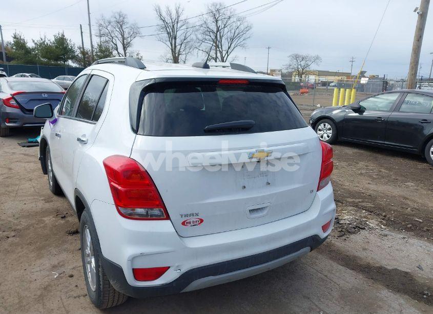 Photo 3 of 2018 Chevrolet Trax LT (VIN 3GNCJLSB6JL276835)