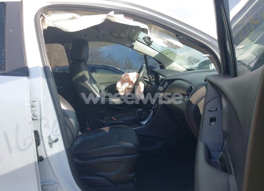 Photo 5 of 2019 Chevrolet Trax LT (VIN 3GNCJLSB6KL265660)