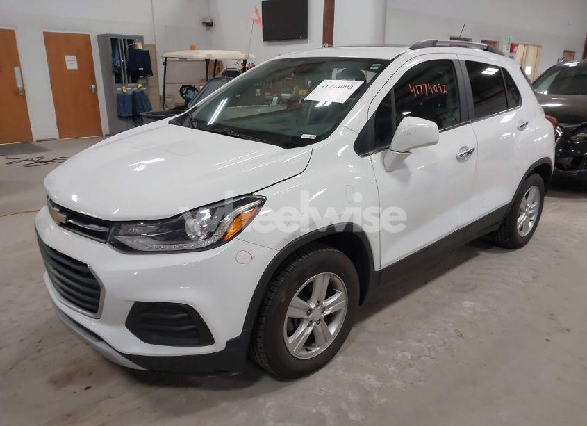 Photo 2 of 2019 Chevrolet Trax LT (VIN 3GNCJLSB6KL345993)