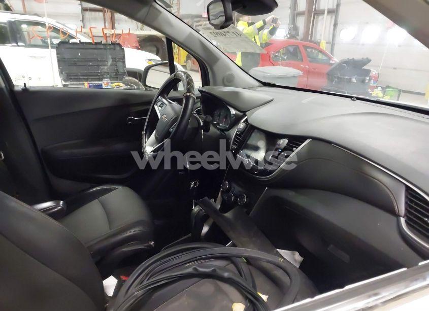 Photo 5 of 2019 Chevrolet Trax LT (VIN 3GNCJLSB6KL345993)