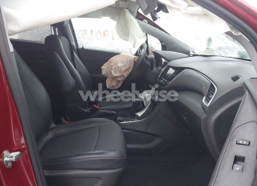 Photo 5 of 2020 Chevrolet Trax FWD LT (VIN 3GNCJLSB7LL253521)