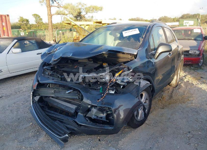 Photo 2 of 2020 Chevrolet Trax FWD LT (VIN 3GNCJLSB7LL268066)