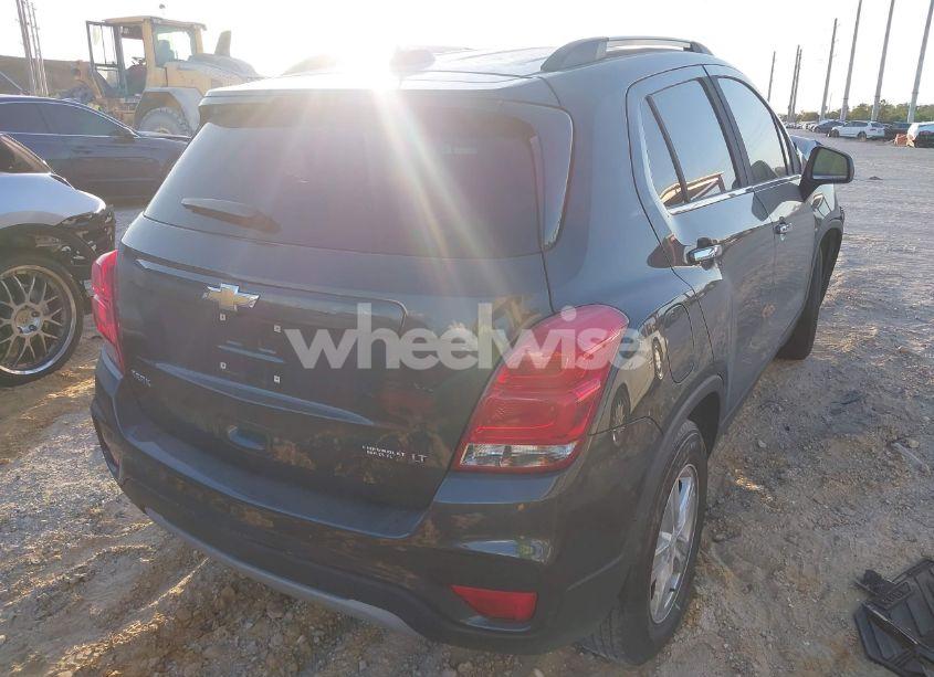 Photo 4 of 2020 Chevrolet Trax FWD LT (VIN 3GNCJLSB7LL268066)