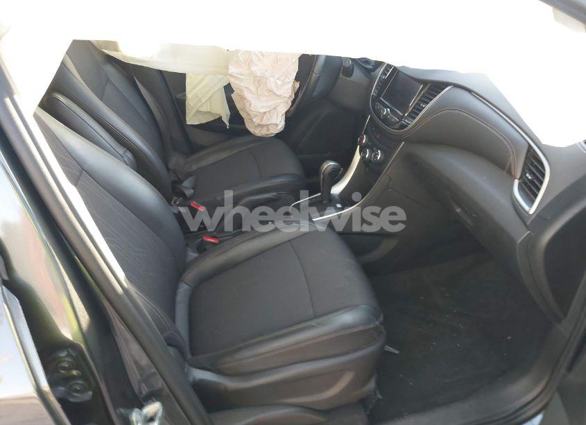 Photo 5 of 2020 Chevrolet Trax FWD LT (VIN 3GNCJLSB7LL268066)