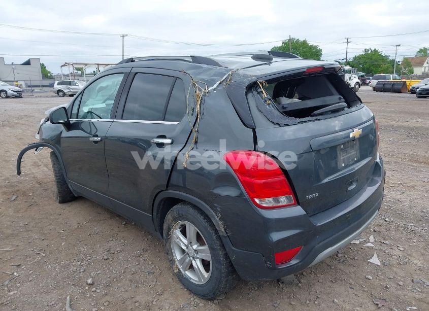 Photo 3 of 2020 Chevrolet Trax FWD LT (VIN 3GNCJLSB8LL203193)