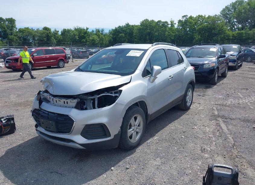 Photo 2 of 2020 Chevrolet Trax FWD LT (VIN 3GNCJLSB8LL238056)