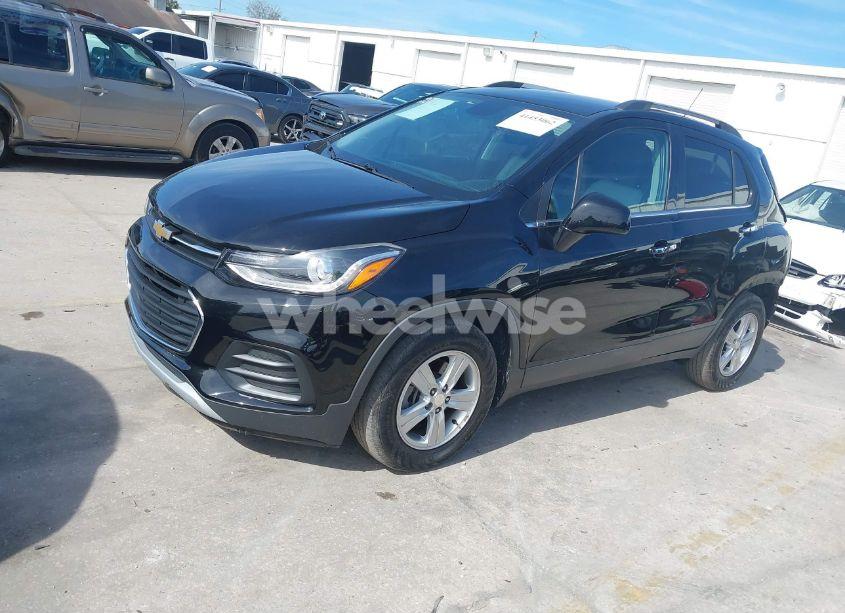 Photo 2 of 2020 Chevrolet Trax FWD LT (VIN 3GNCJLSB8LL318246)