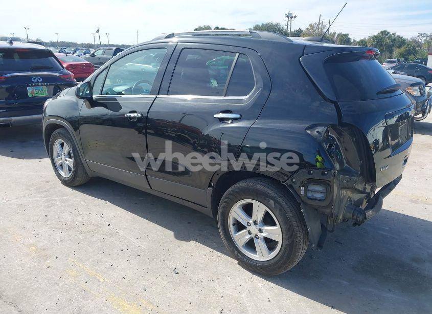Photo 3 of 2020 Chevrolet Trax FWD LT (VIN 3GNCJLSB8LL318246)