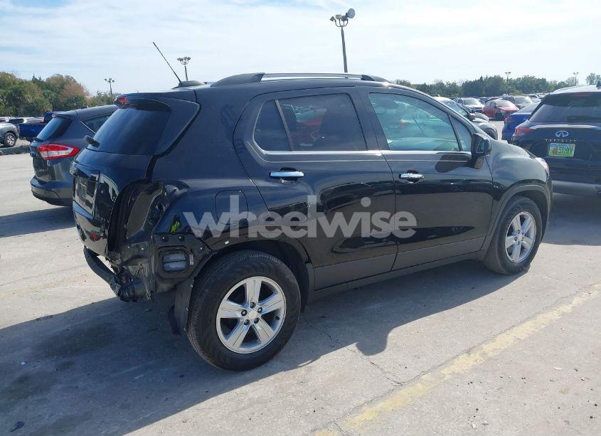 Photo 4 of 2020 Chevrolet Trax FWD LT (VIN 3GNCJLSB8LL318246)