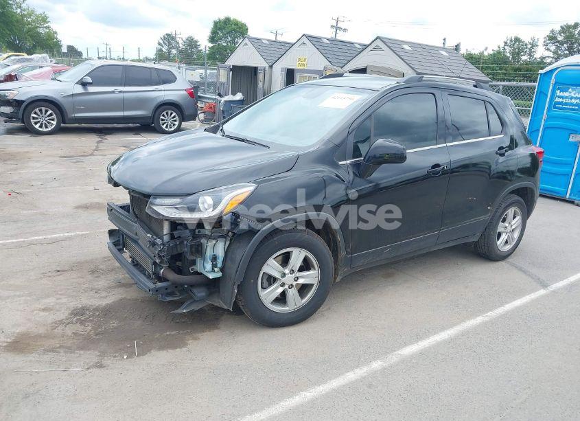 Photo 2 of 2020 Chevrolet Trax FWD LT (VIN 3GNCJLSB8LL333975)