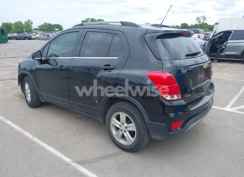 Photo 3 of 2020 Chevrolet Trax FWD LT (VIN 3GNCJLSB8LL333975)