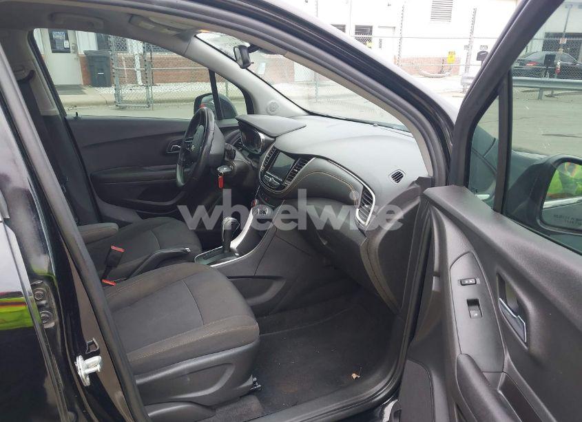 Photo 5 of 2020 Chevrolet Trax FWD LT (VIN 3GNCJLSB8LL333975)