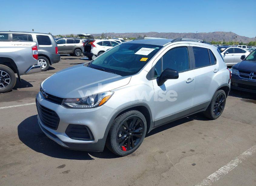 Photo 2 of 2020 Chevrolet Trax FWD LT (VIN 3GNCJLSB8LL336990)