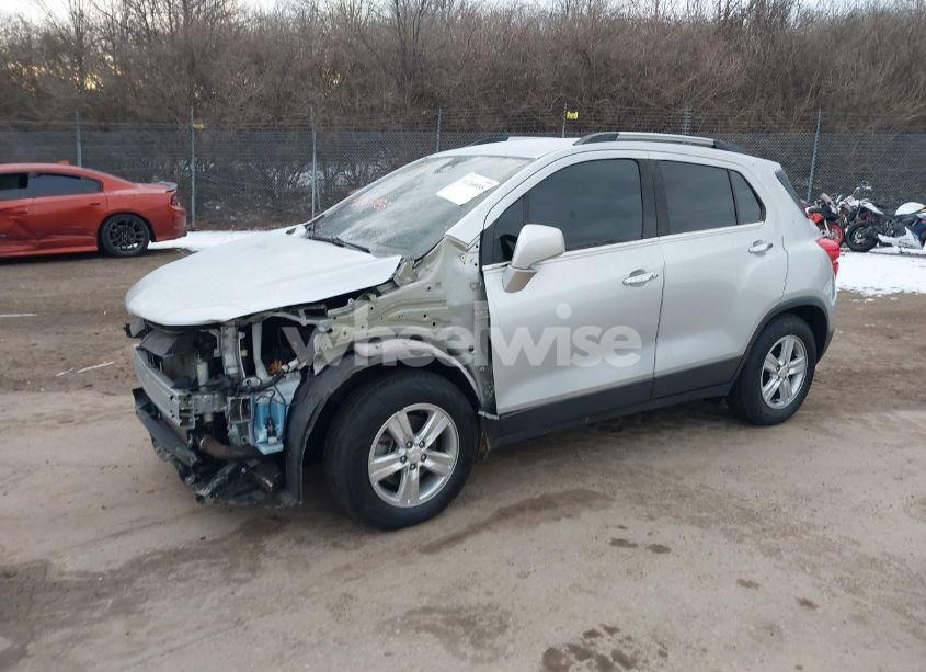 Photo 2 of 2019 Chevrolet Trax LT (VIN 3GNCJLSB9KL243295)