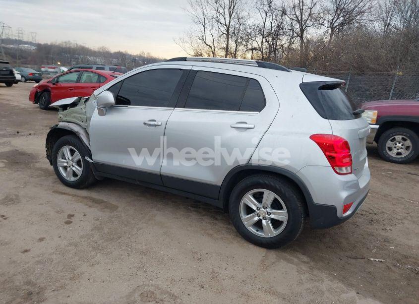 Photo 3 of 2019 Chevrolet Trax LT (VIN 3GNCJLSB9KL243295)