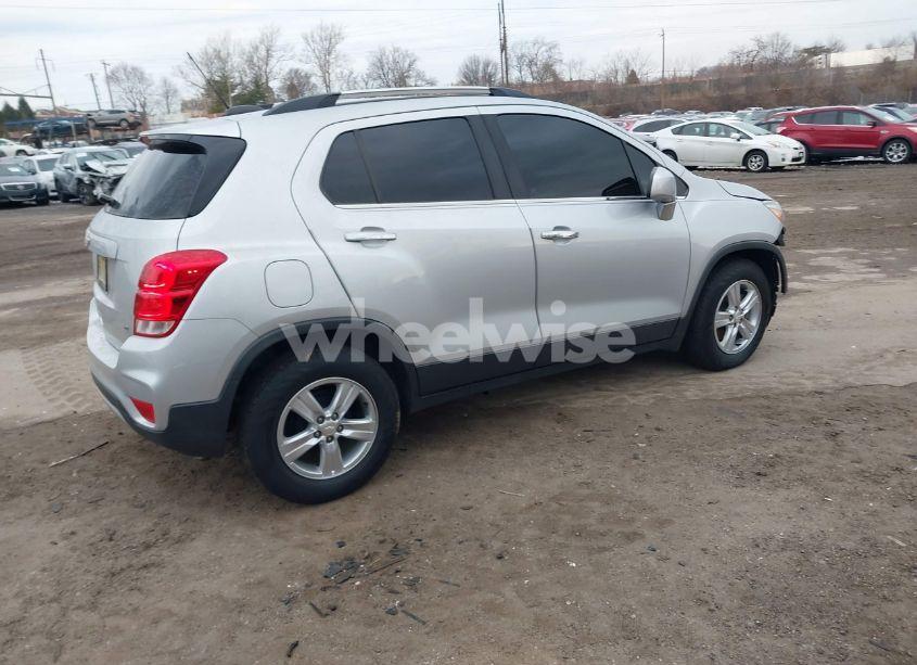 Photo 4 of 2019 Chevrolet Trax LT (VIN 3GNCJLSB9KL243295)