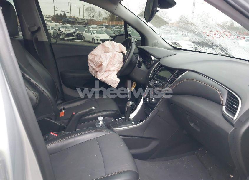 Photo 5 of 2019 Chevrolet Trax LT (VIN 3GNCJLSB9KL243295)