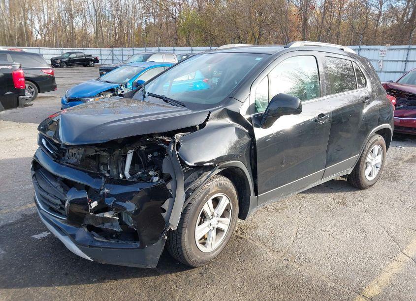 Photo 2 of 2020 Chevrolet Trax FWD LT (VIN 3GNCJLSB9LL233299)