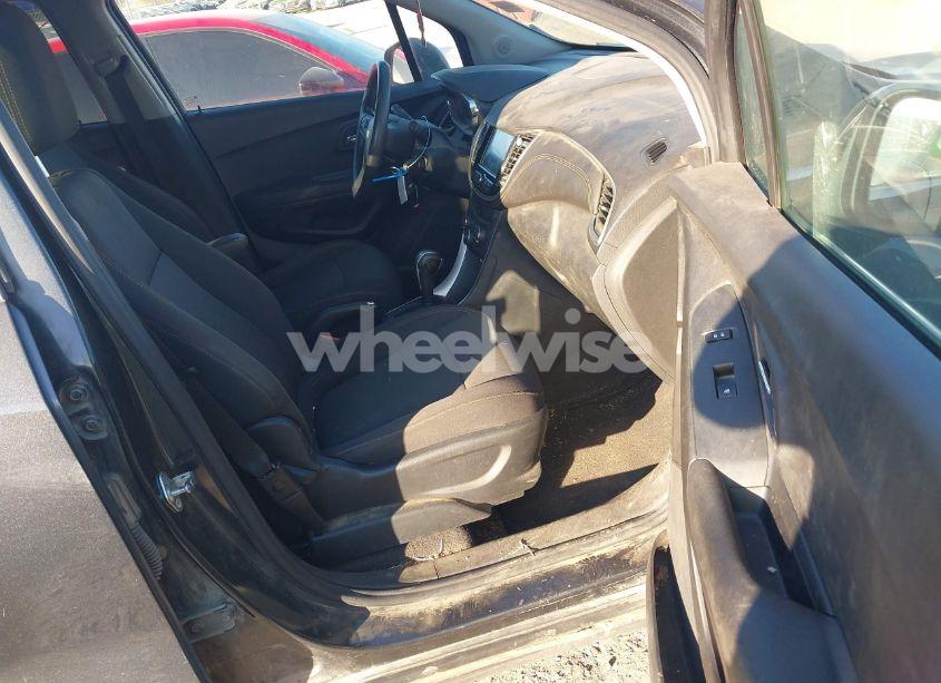 Photo 5 of 2017 Chevrolet Trax LT (VIN 3GNCJLSBXHL255075)