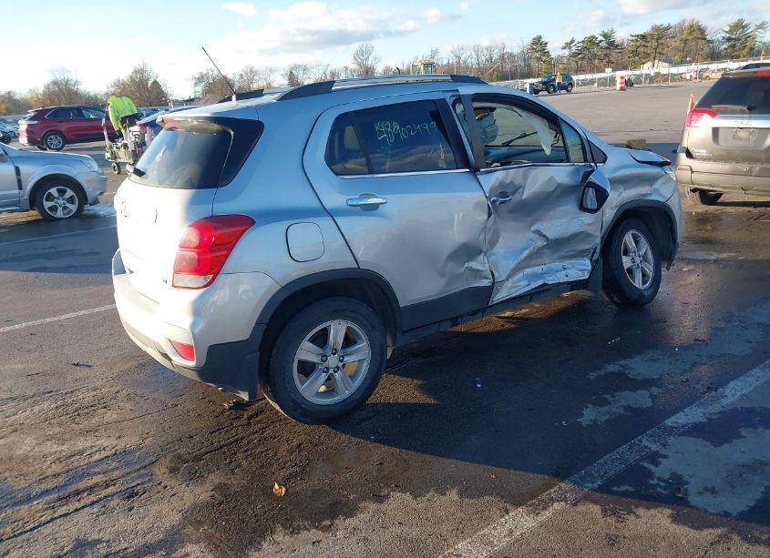 Photo 4 of 2017 Chevrolet Trax LT (VIN 3GNCJLSBXHL255500)