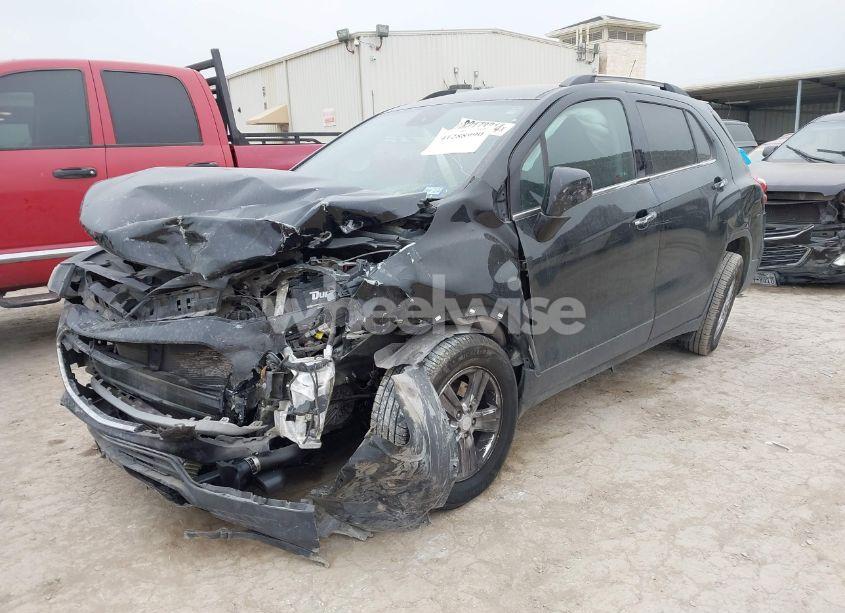 Photo 2 of 2018 Chevrolet Trax LT (VIN 3GNCJLSBXJL183879)