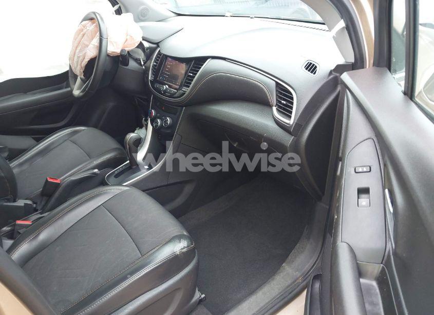 Photo 5 of 2018 Chevrolet Trax LT (VIN 3GNCJLSBXJL278152)