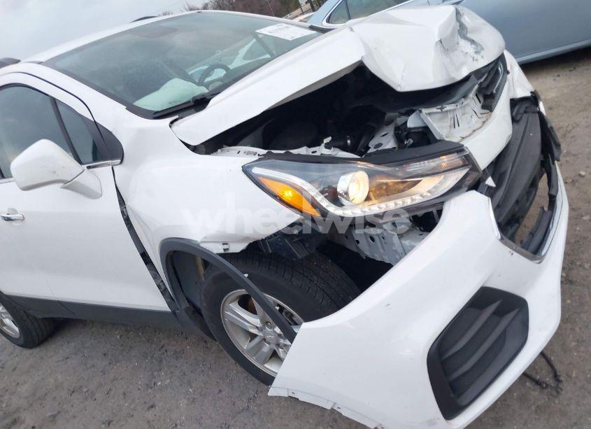 Photo 12 of 2019 Chevrolet Trax LT (VIN 3GNCJLSBXKL395800)