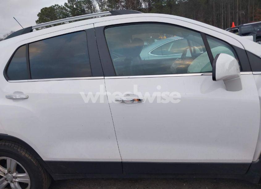 Photo 14 of 2019 Chevrolet Trax LT (VIN 3GNCJLSBXKL395800)