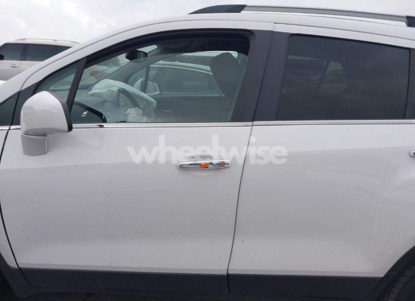 Photo 15 of 2019 Chevrolet Trax LT (VIN 3GNCJLSBXKL395800)