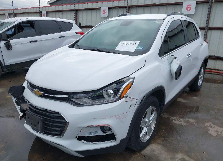 Photo 2 of 2020 Chevrolet Trax FWD LT (VIN 3GNCJLSBXLL326817)