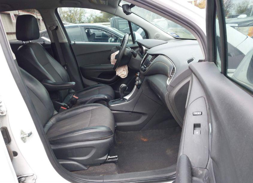 Photo 5 of 2020 Chevrolet Trax FWD LT (VIN 3GNCJLSBXLL326817)