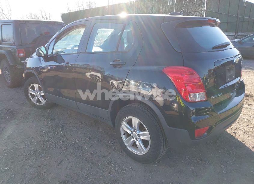 Photo 3 of 2018 Chevrolet Trax LS (VIN 3GNCJNSB0JL247861)
