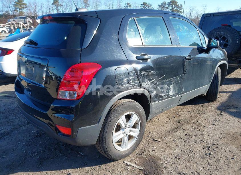 Photo 4 of 2018 Chevrolet Trax LS (VIN 3GNCJNSB0JL247861)