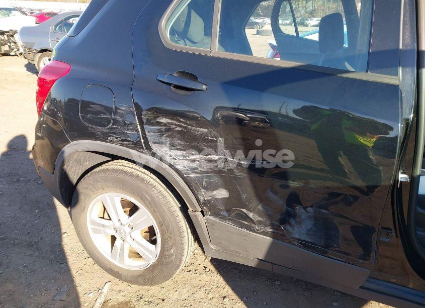 Photo 6 of 2018 Chevrolet Trax LS (VIN 3GNCJNSB0JL247861)