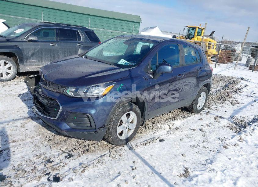 Photo 2 of 2018 Chevrolet Trax LS (VIN 3GNCJNSB0JL300655)