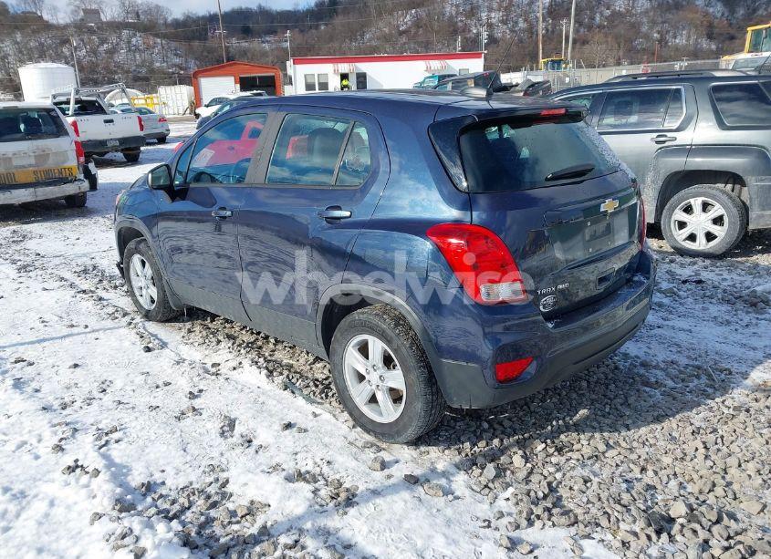 Photo 3 of 2018 Chevrolet Trax LS (VIN 3GNCJNSB0JL300655)