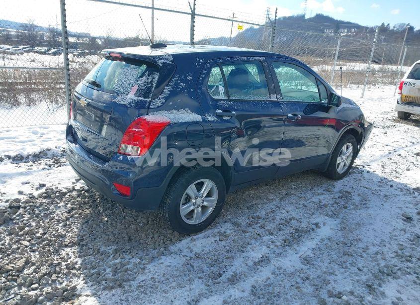 Photo 4 of 2018 Chevrolet Trax LS (VIN 3GNCJNSB0JL300655)