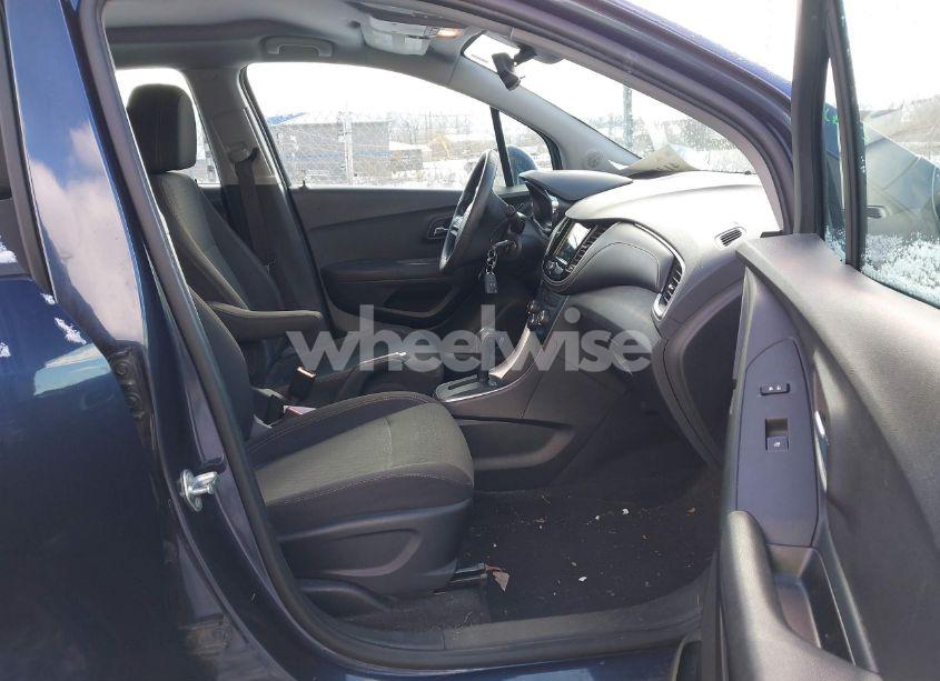 Photo 5 of 2018 Chevrolet Trax LS (VIN 3GNCJNSB0JL300655)