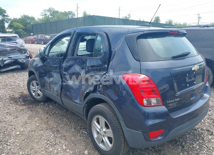 Photo 3 of 2018 Chevrolet Trax LS (VIN 3GNCJNSB1JL155044)