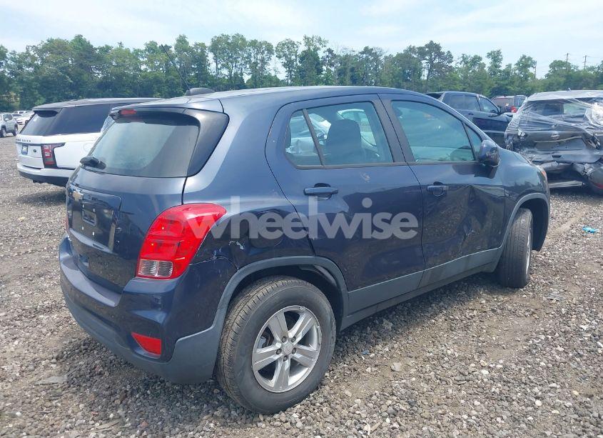 Photo 4 of 2018 Chevrolet Trax LS (VIN 3GNCJNSB1JL155044)