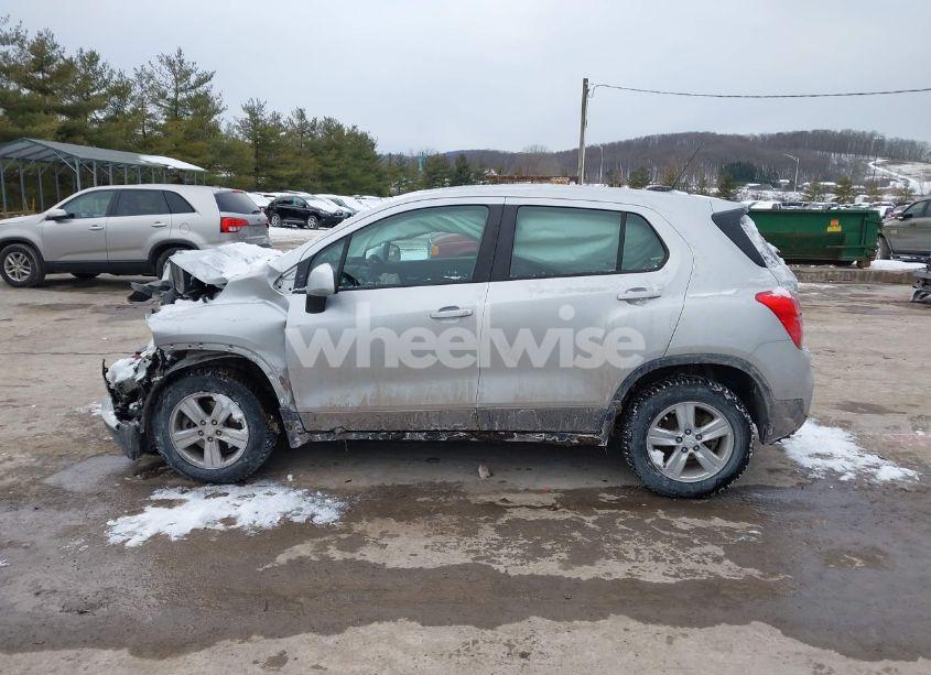 Photo 14 of 2018 Chevrolet Trax (VIN 3GNCJNSB1JL406838)