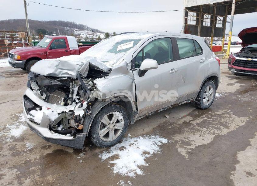 Photo 2 of 2018 Chevrolet Trax (VIN 3GNCJNSB1JL406838)
