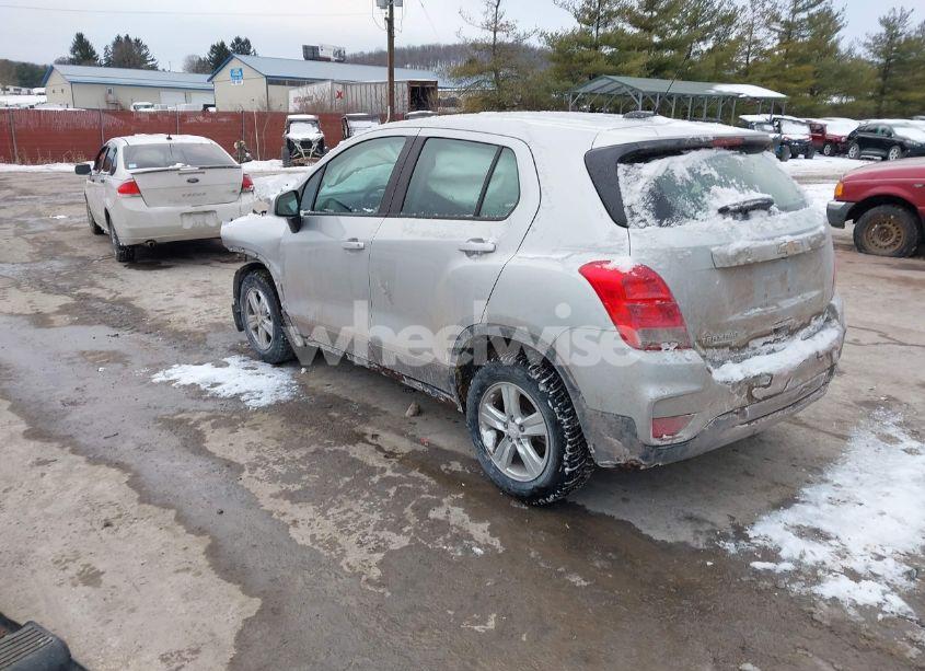 Photo 3 of 2018 Chevrolet Trax (VIN 3GNCJNSB1JL406838)