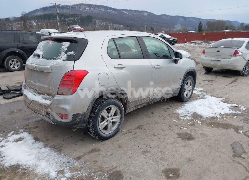 Photo 4 of 2018 Chevrolet Trax (VIN 3GNCJNSB1JL406838)