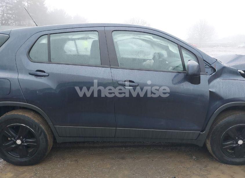 Photo 14 of 2019 Chevrolet Trax LS (VIN 3GNCJNSB1KL156115)