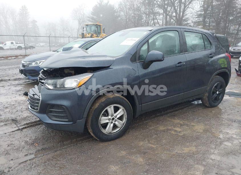 Photo 2 of 2019 Chevrolet Trax LS (VIN 3GNCJNSB1KL156115)